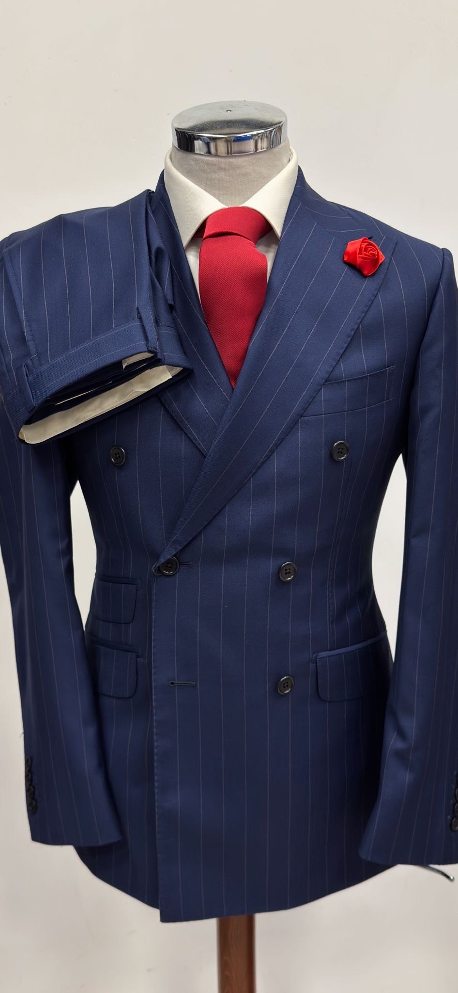 navy blue pinstripe suit men, red tie formal suit, double-breasted wedding suit, 3-piece groom suit, men’s formal fashion, luxury pinstripe suits